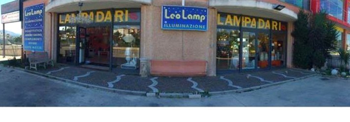 Esterno di un negozio Leo Lamp con l'insegna Lampadari e le vetrine illuminate